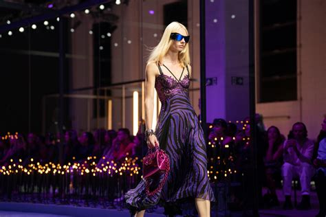 versace fashion show los angeles 2023|donatella versace outfits.